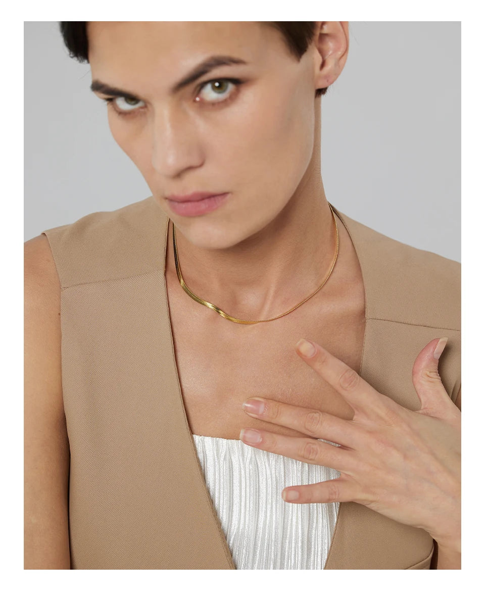 Snake geometric chain necklace in gold-plated stainless steel.