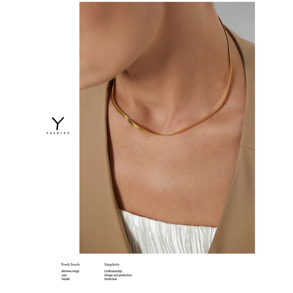 Snake geometric chain necklace in gold-plated stainless steel.