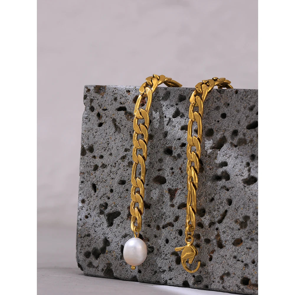 Freshwater pearl geometric chain necklace in gold-plated 316L stainless steel with freshwater pearl.