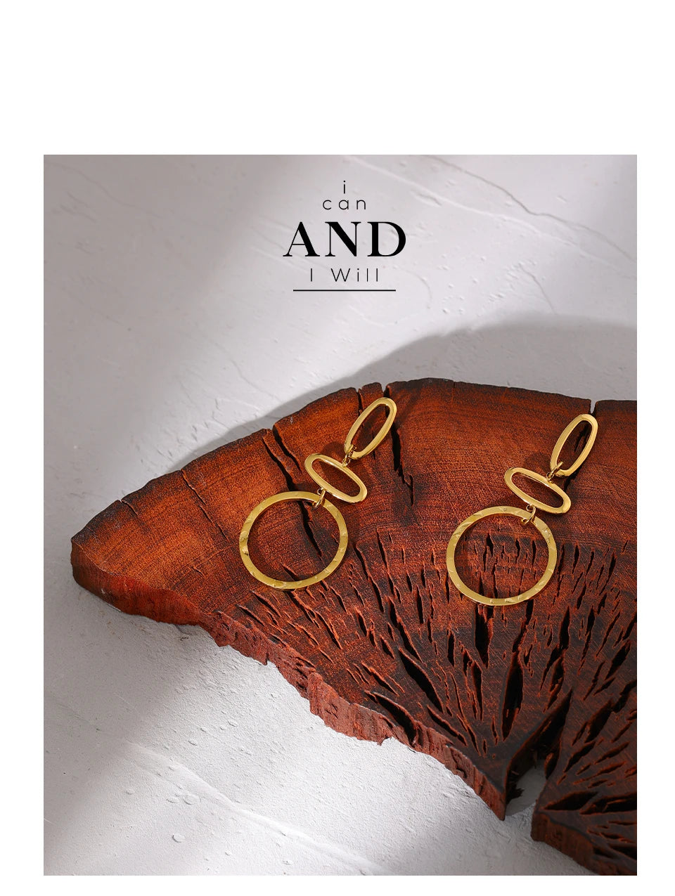 Hammered minimalist geometric earrings in gold-plated stainless steel.