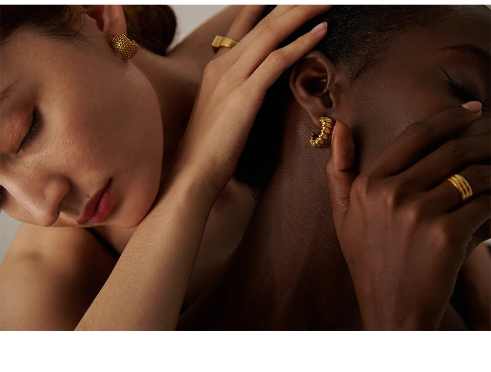 Minimalist geometric earrings in 18K gold-plated stainless steel.