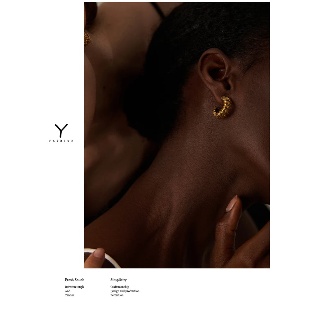 Minimalist geometric earrings in 18K gold-plated stainless steel.