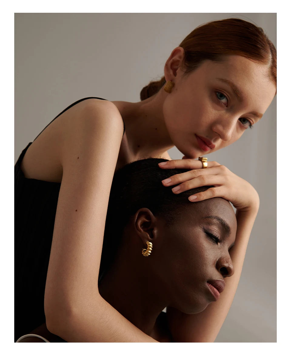 Minimalist geometric earrings in 18K gold-plated stainless steel.