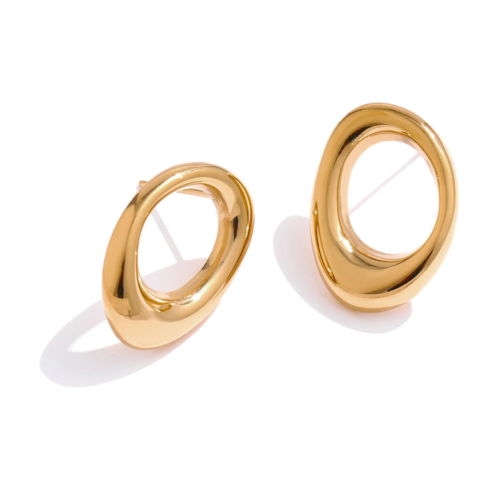 Minimalist geometric earrings in gold-plated stainless steel.