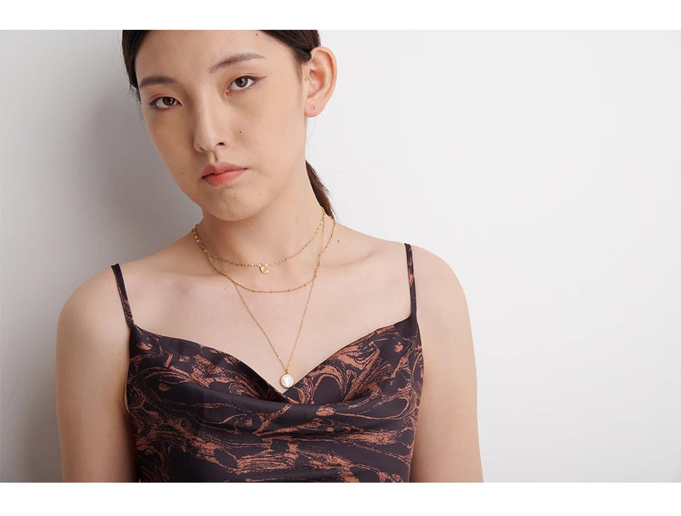 Coin hammered boho necklace in gold-plated stainless steel.