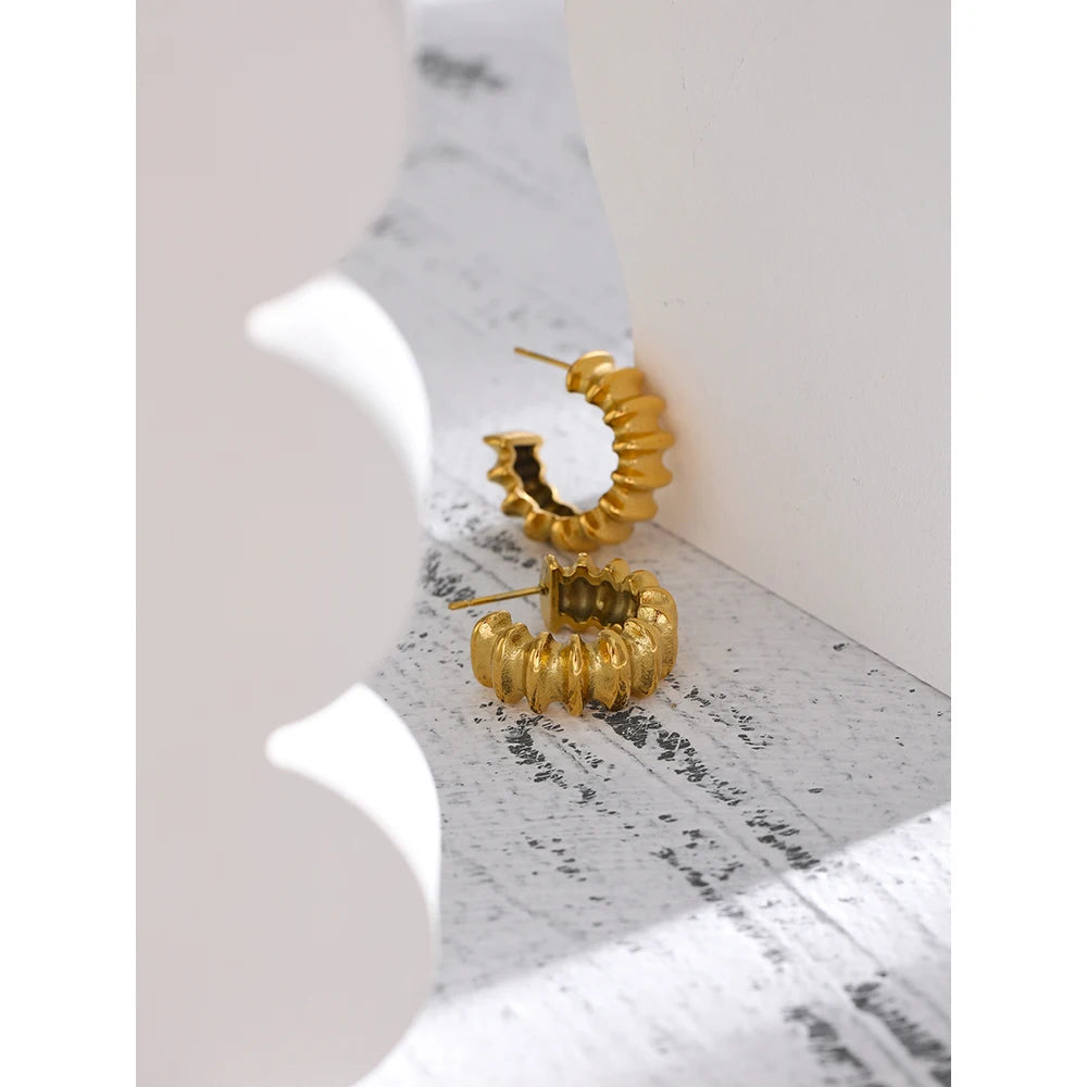 Minimalist geometric earrings in 18K gold-plated stainless steel.