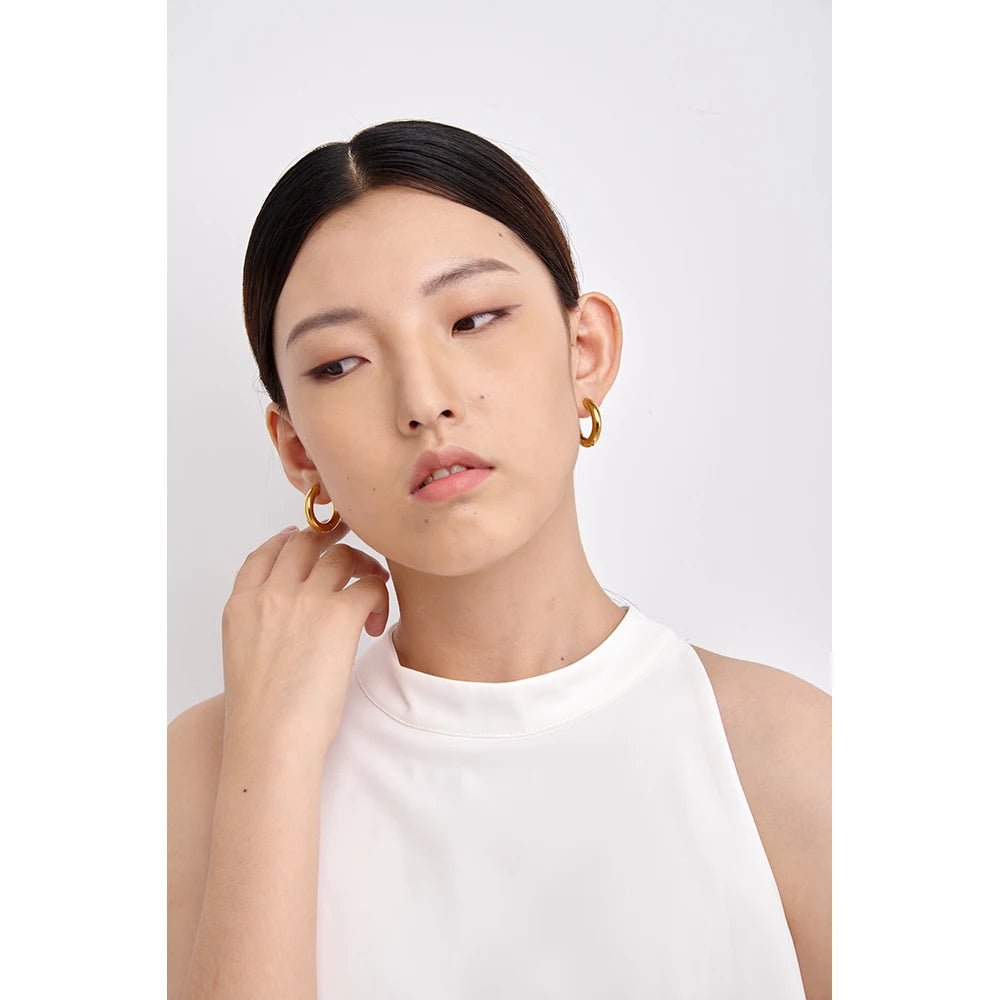 Minimalist geometric earrings in gold-plated stainless steel.