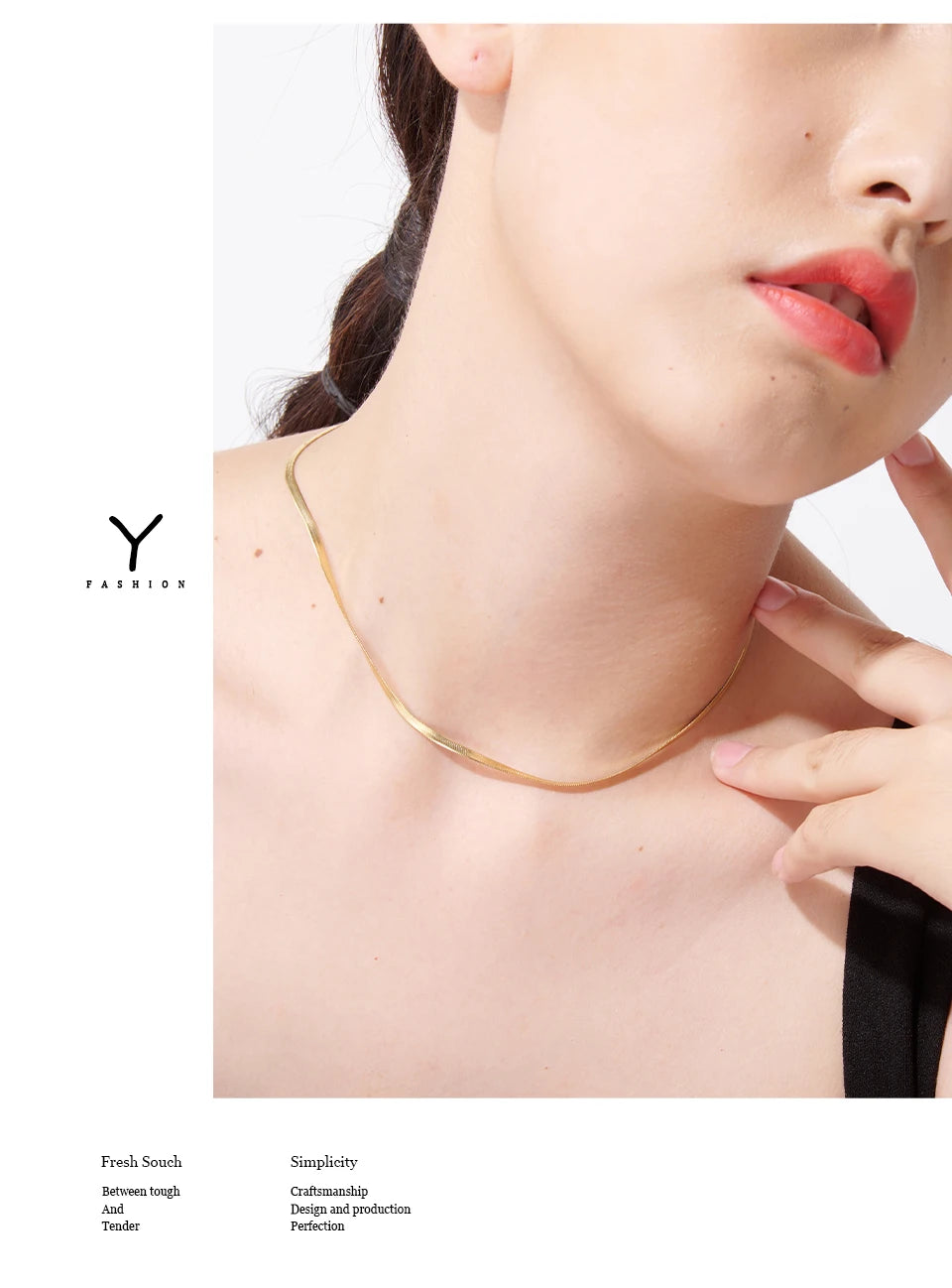 Snake geometric chain necklace in gold-plated stainless steel.