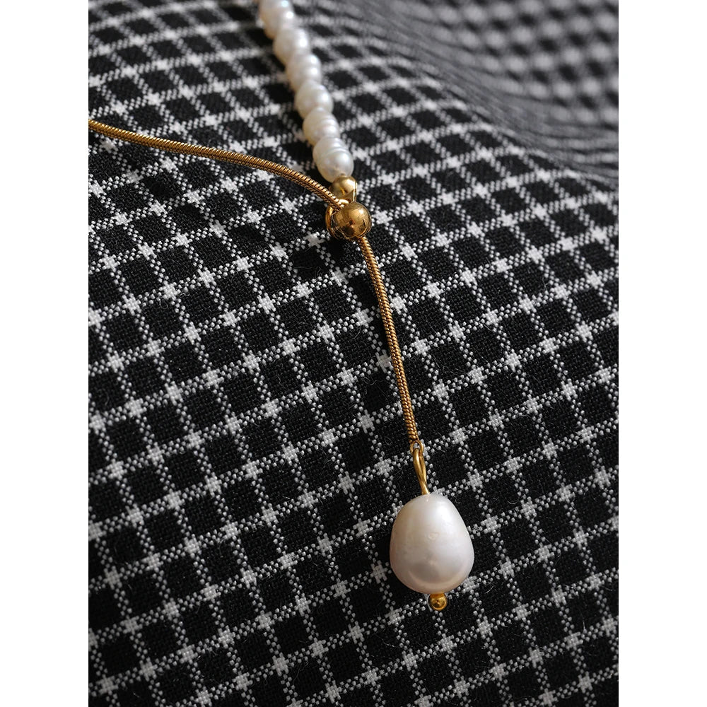 Freshwater pearl geometric chain necklace in gold-plated stainless steel with freshwater pearl.