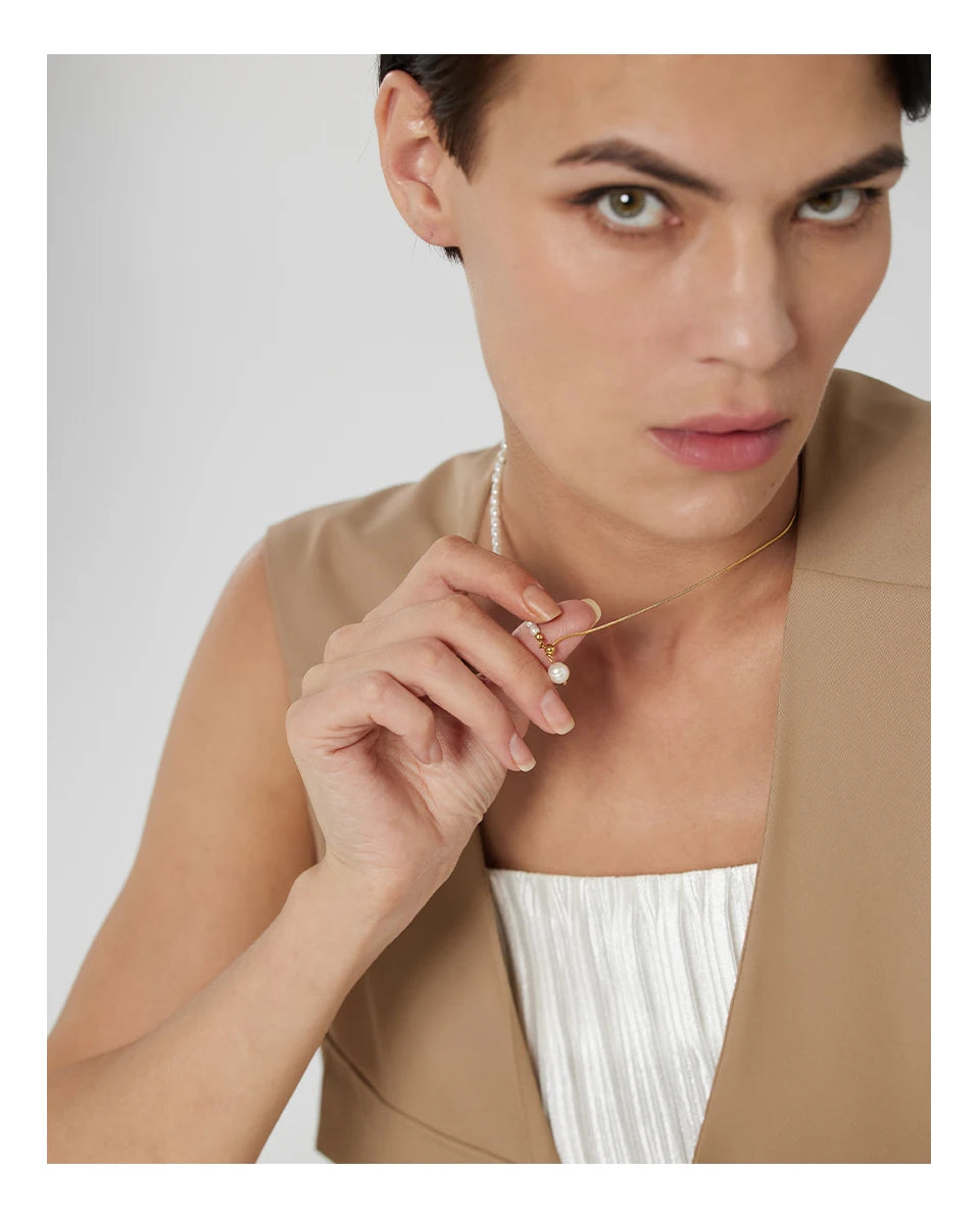 Freshwater pearl geometric chain necklace in gold-plated stainless steel with freshwater pearl.