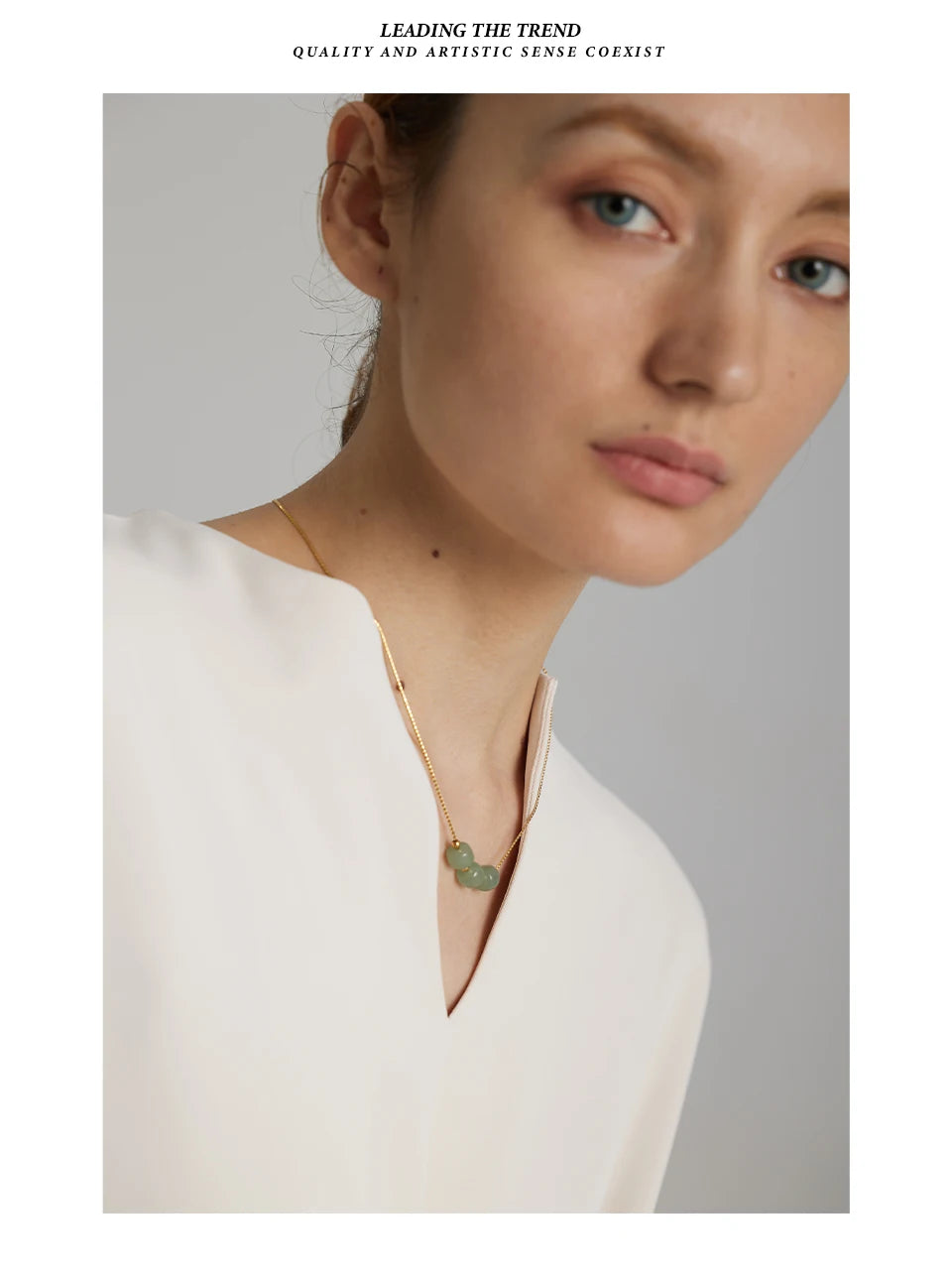 Green natural stone geometric necklace in 18K gold-plated stainless steel with natural stone.