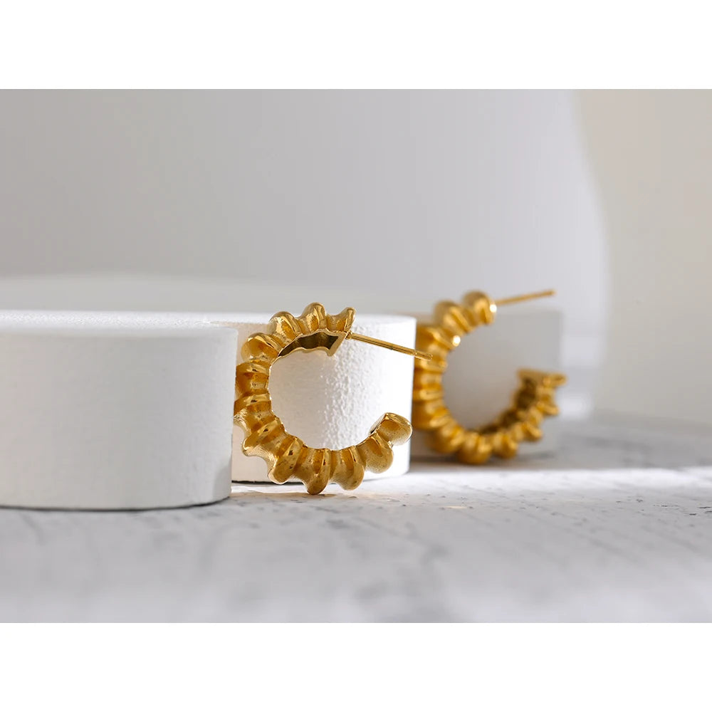 Minimalist geometric earrings in 18K gold-plated stainless steel.