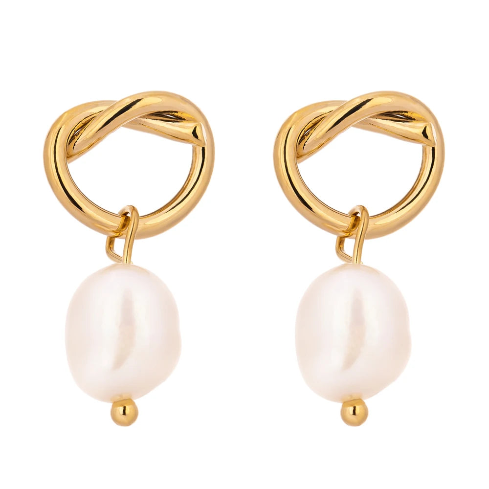 Freshwater pearl minimalist geometric earrings in copper with freshwater pearl.