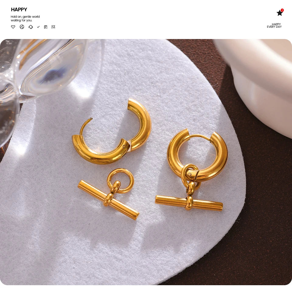 Geometric earrings in gold-plated stainless steel.