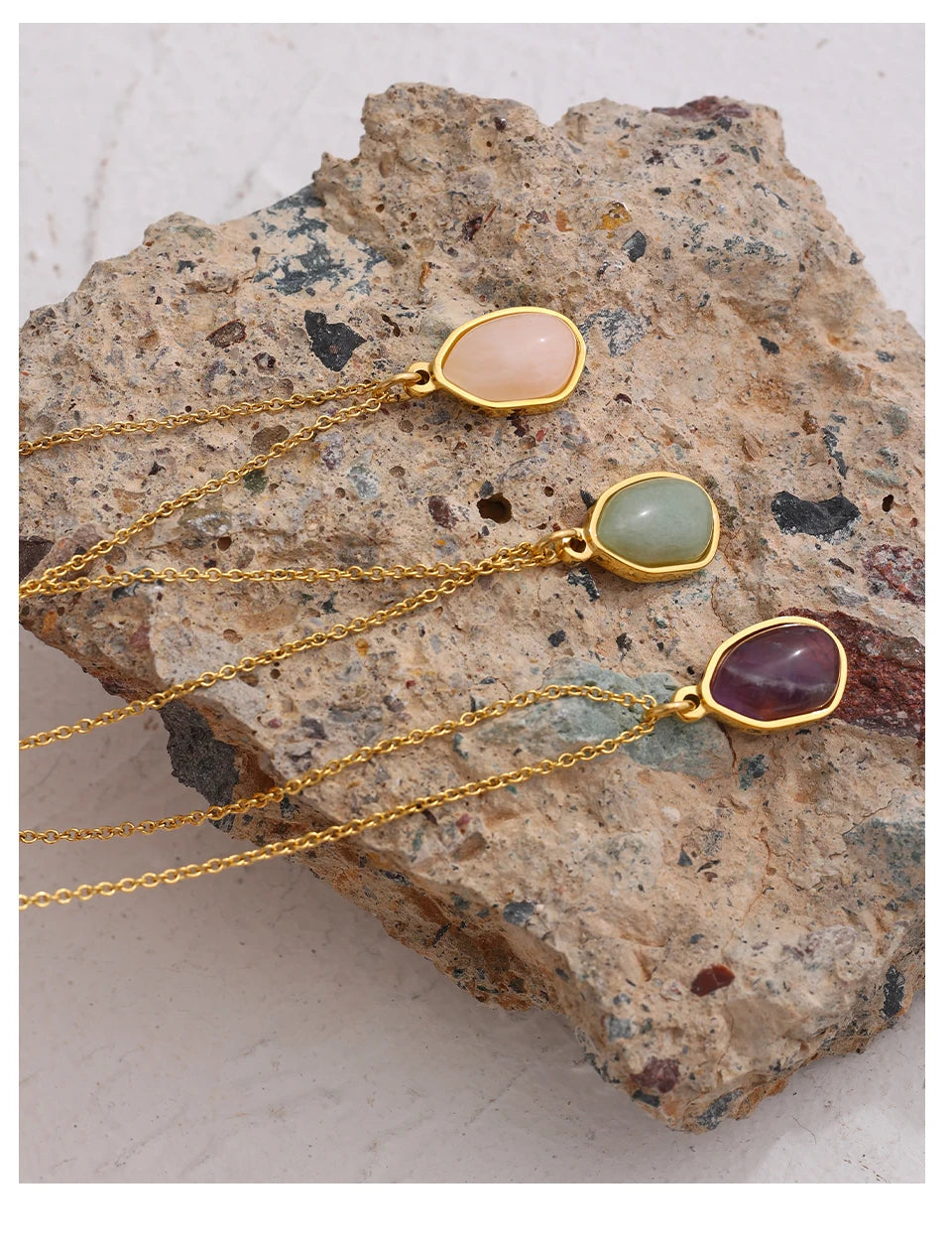 Green crystal natural stone necklace in stainless steel with natural stone and crystal.