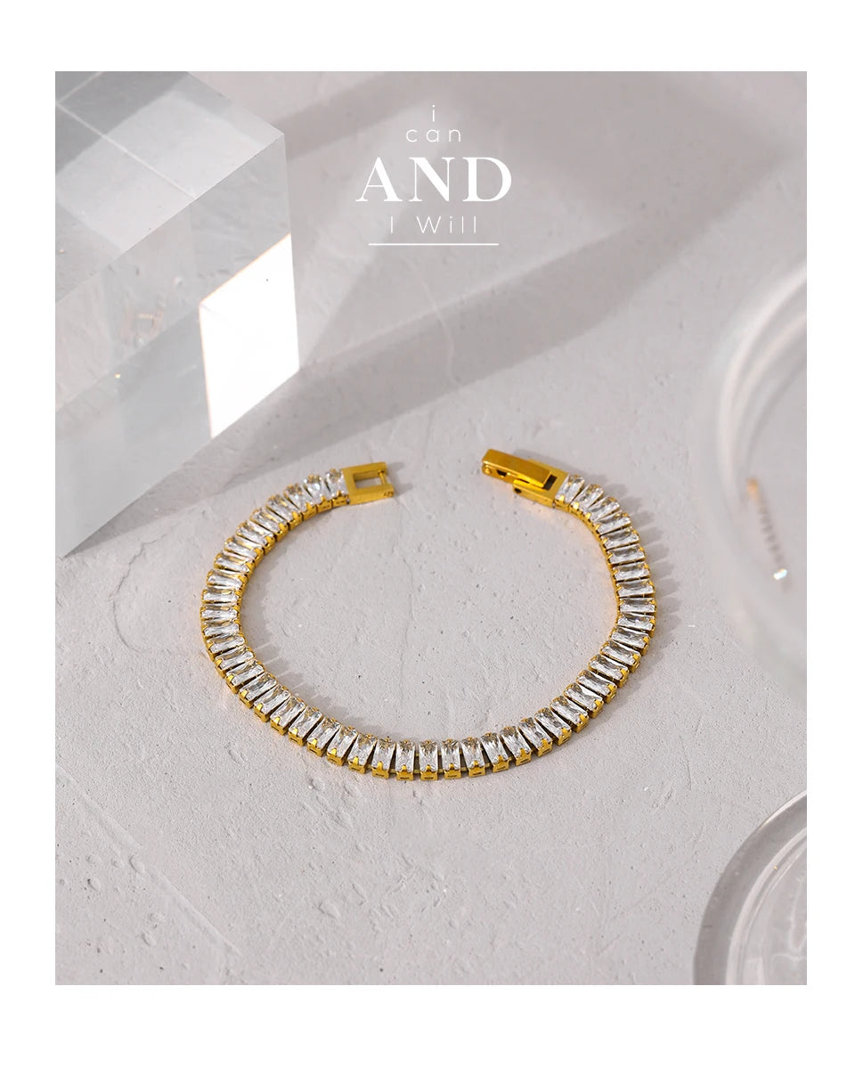 Cubic zirconia geometric bracelet in gold-plated stainless steel with cubic zirconia.