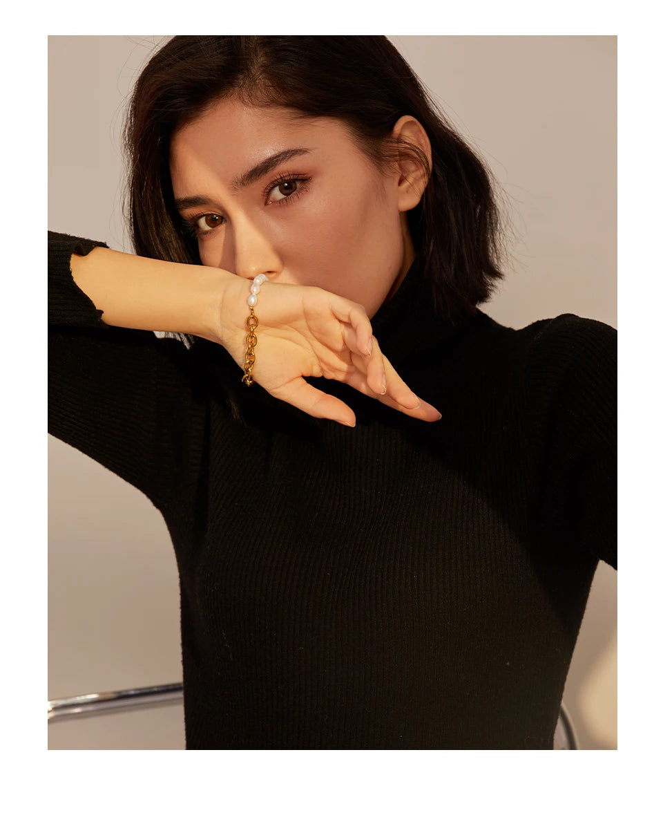 Freshwater pearl geometric chain necklace in 18K gold-plated stainless steel with freshwater pearl.