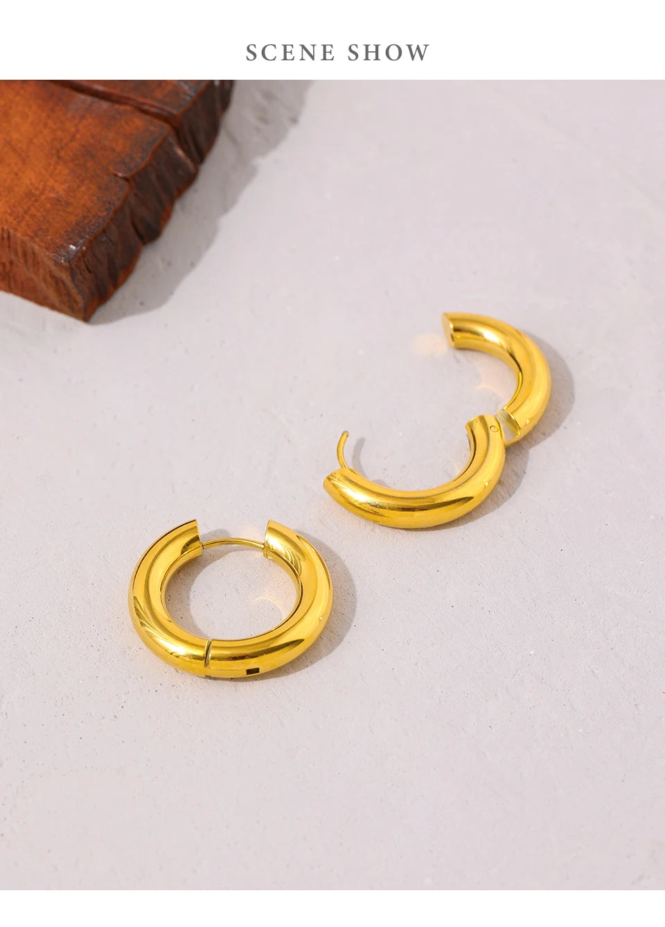 Minimalist geometric earrings in gold-plated stainless steel.