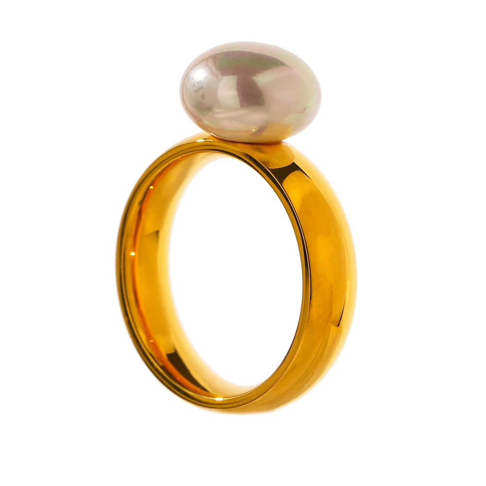 Pearl shell geometric ring in 18K gold-plated stainless steel with pearl and shell.