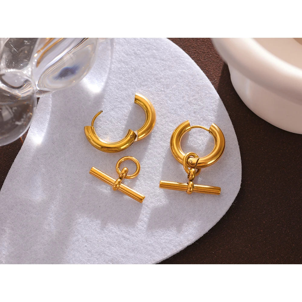 Geometric earrings in gold-plated stainless steel.