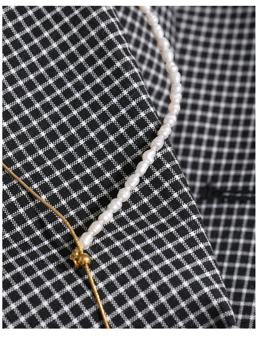 Freshwater pearl geometric chain necklace in gold-plated stainless steel with freshwater pearl.