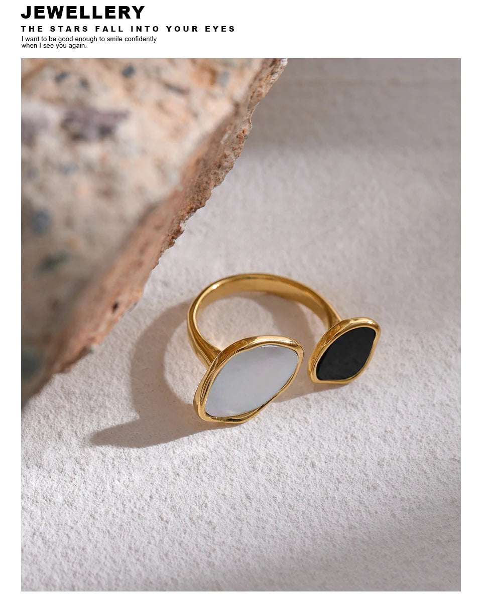 Shell acrylic geometric ring in 18K gold-plated 316L stainless steel with shell and acrylic.