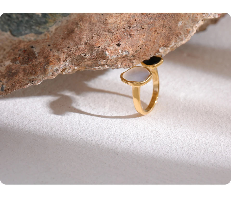 Shell acrylic geometric ring in 18K gold-plated 316L stainless steel with shell and acrylic.