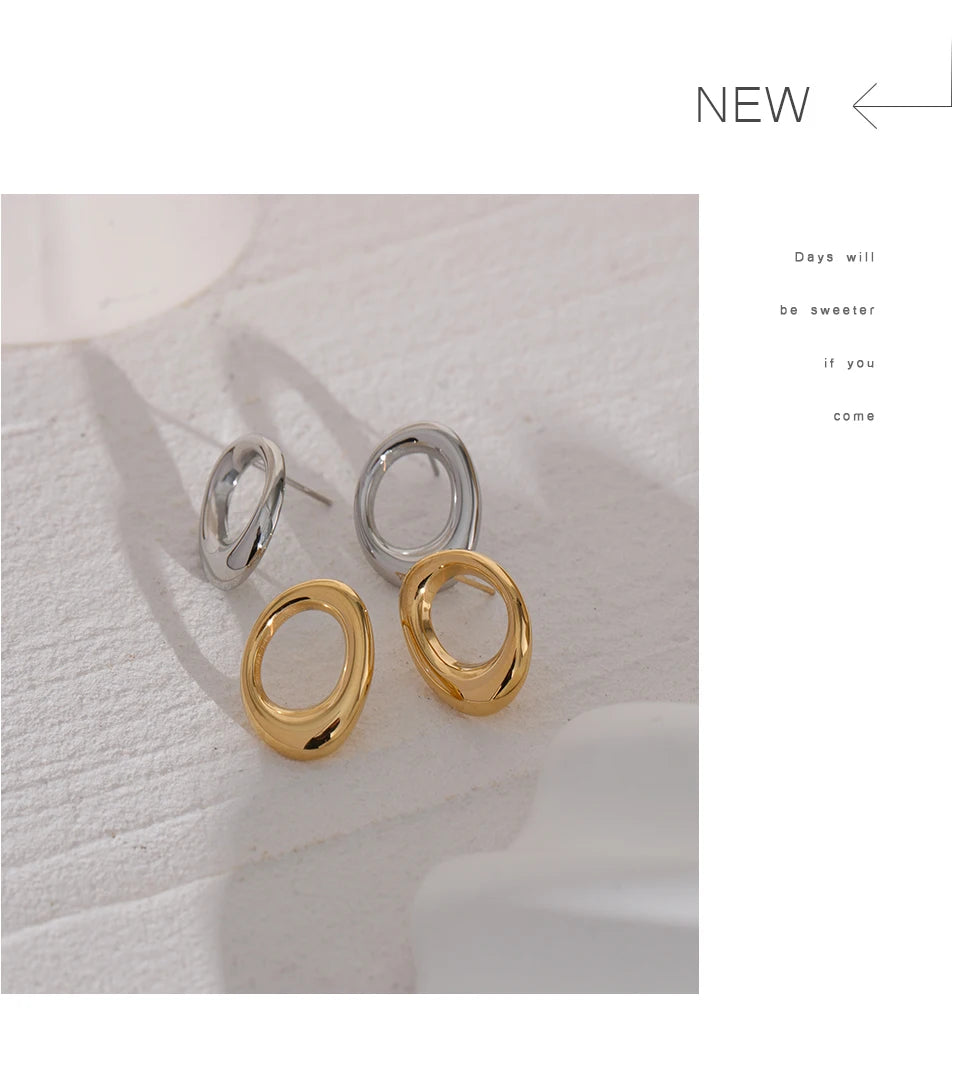 Minimalist geometric earrings in gold-plated stainless steel.