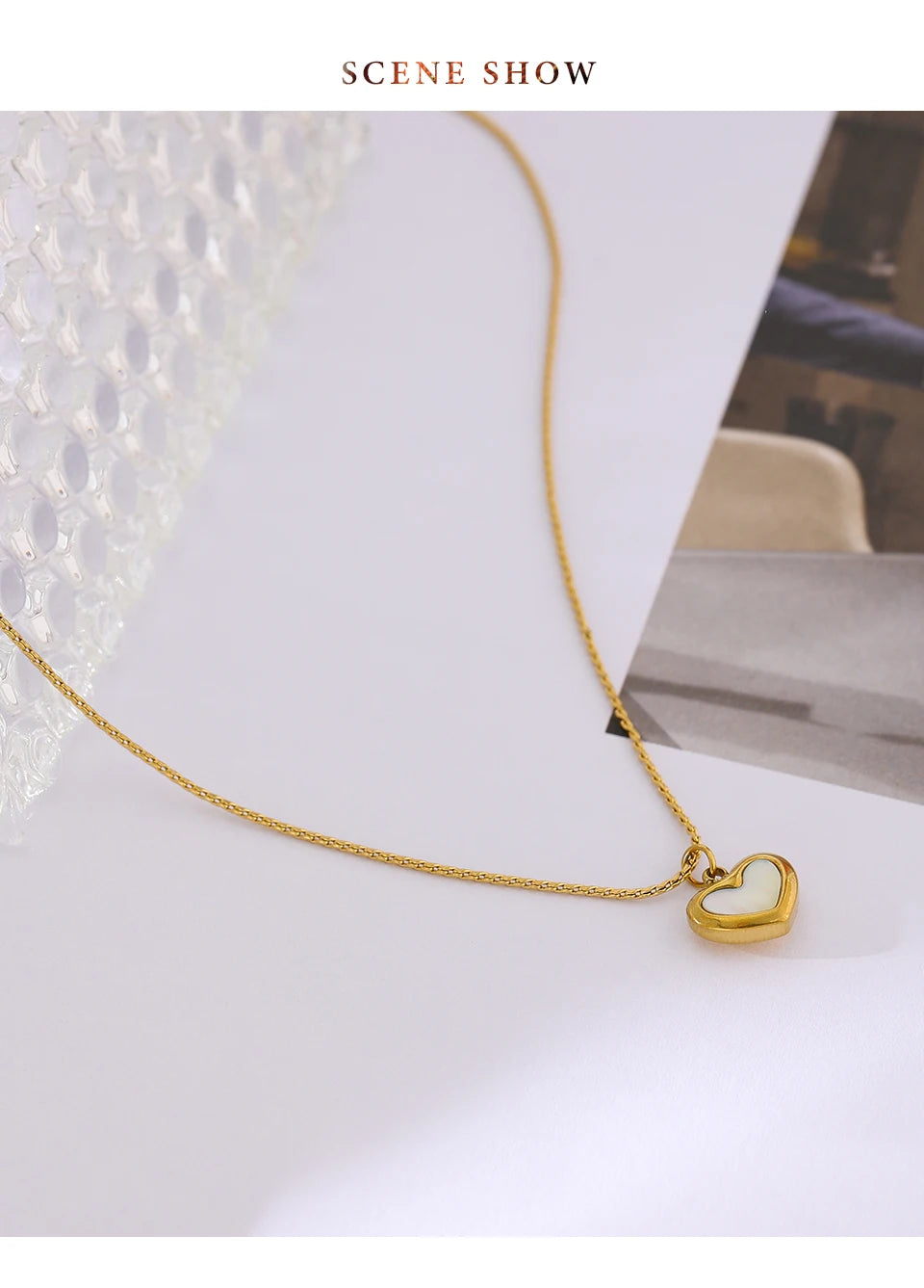 Shell heart geometric necklace in 18K gold-plated stainless steel with shell.