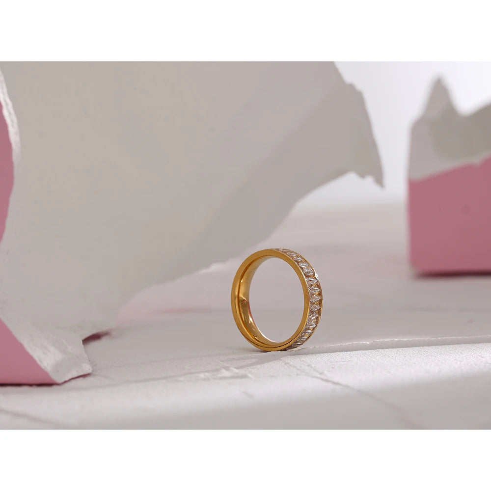 Cubic zirconia geometric ring in 18K gold-plated stainless steel with cubic zirconia.
