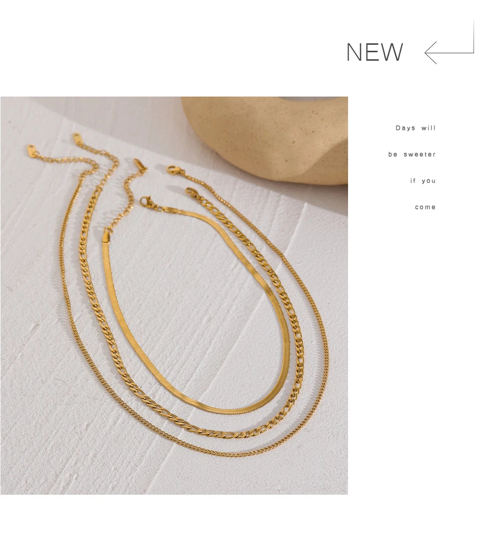 Geometric chain layered necklace in gold-plated stainless steel.
