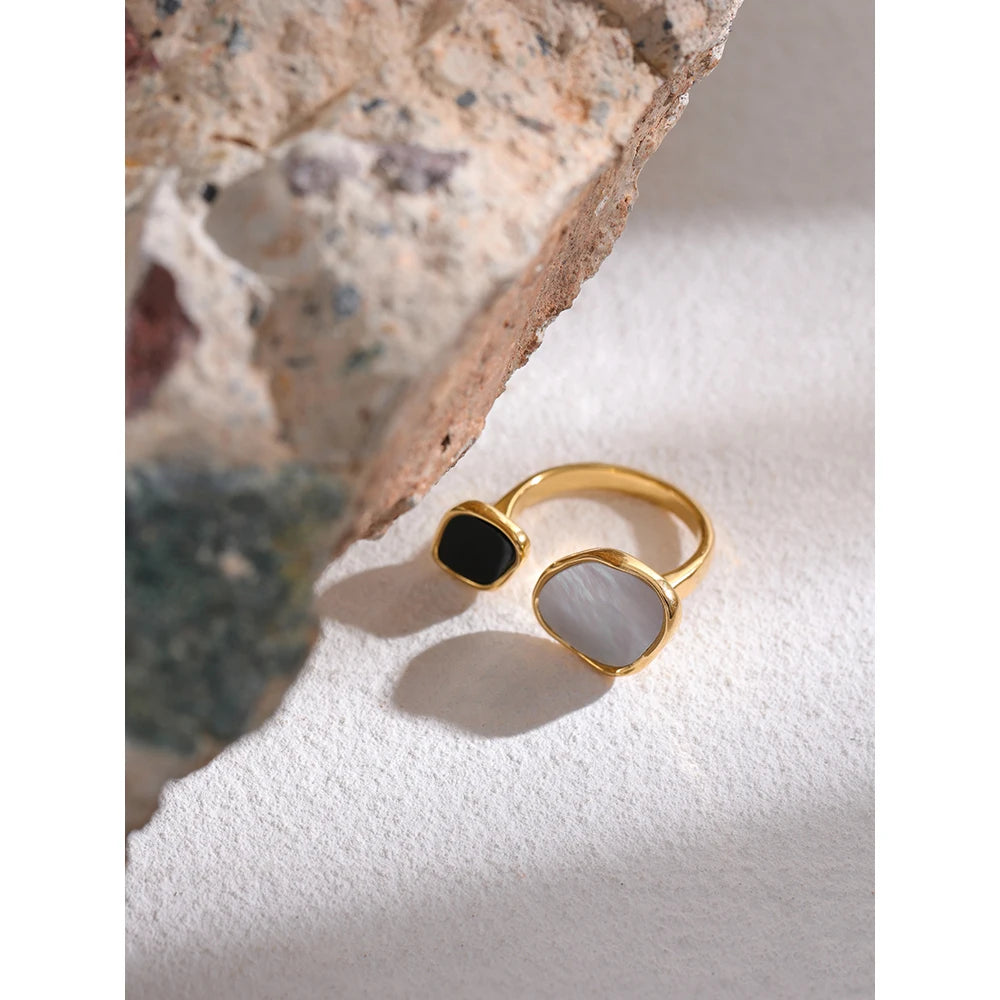 Shell acrylic geometric ring in 18K gold-plated 316L stainless steel with shell and acrylic.