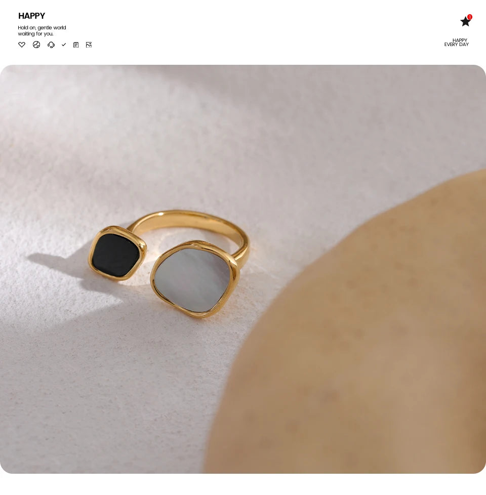 Shell acrylic geometric ring in 18K gold-plated 316L stainless steel with shell and acrylic.