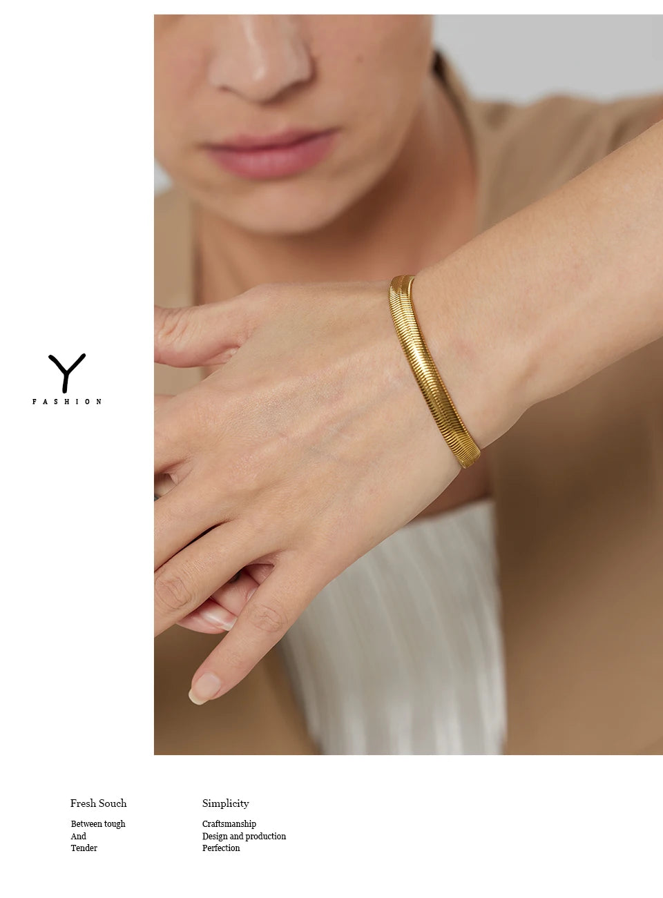 Geometric chain necklace in gold-plated stainless steel.