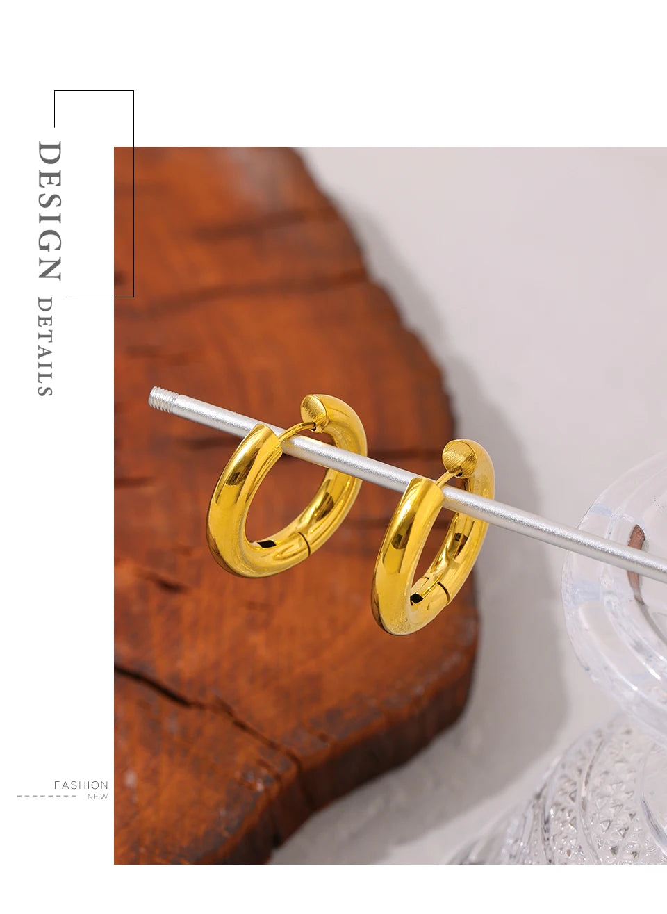 Minimalist geometric earrings in gold-plated stainless steel.