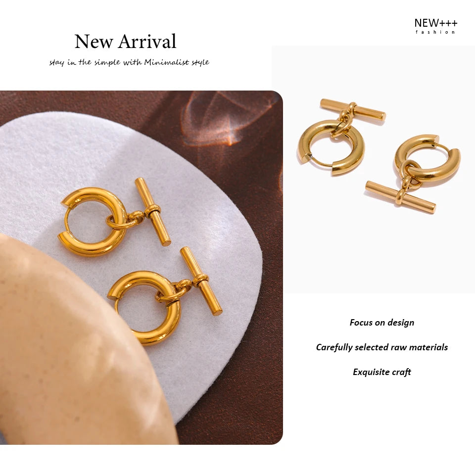 Geometric earrings in gold-plated stainless steel.