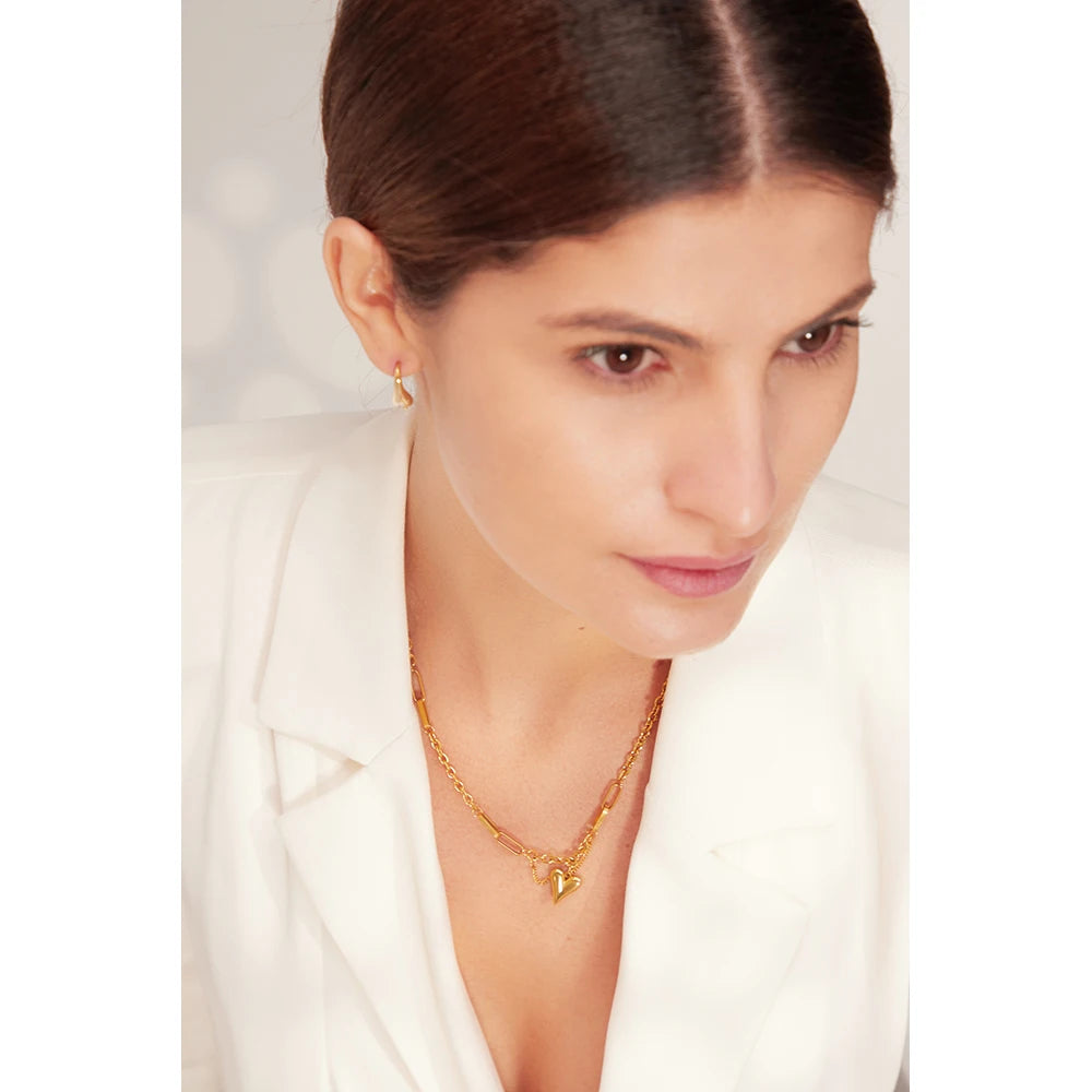 Heart hammered geometric necklace in 18K gold-plated stainless steel.