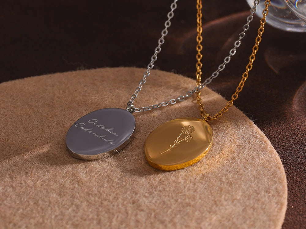 Flower chain necklace in gold-plated stainless steel.