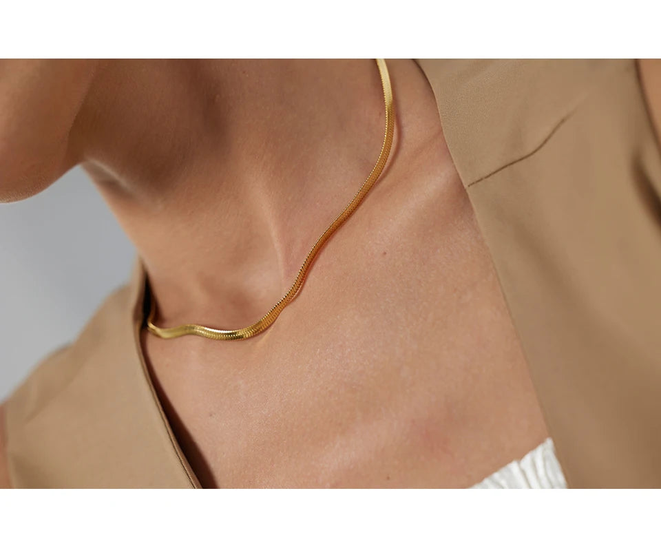 Snake geometric chain necklace in gold-plated stainless steel.