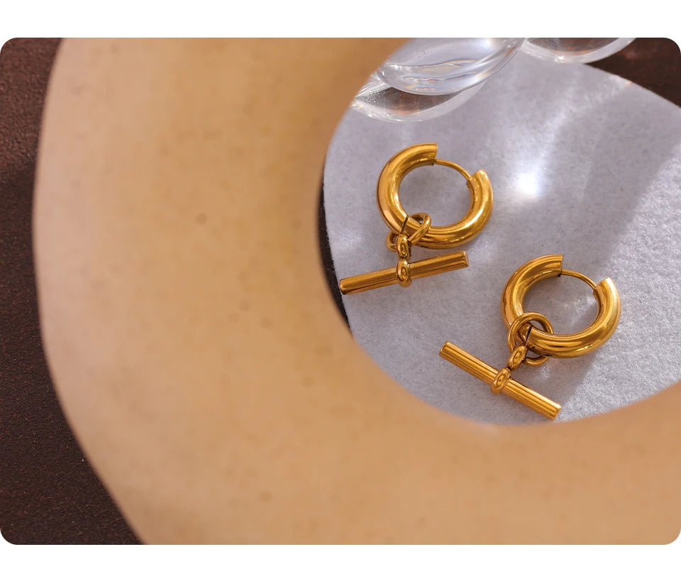 Geometric earrings in gold-plated stainless steel.