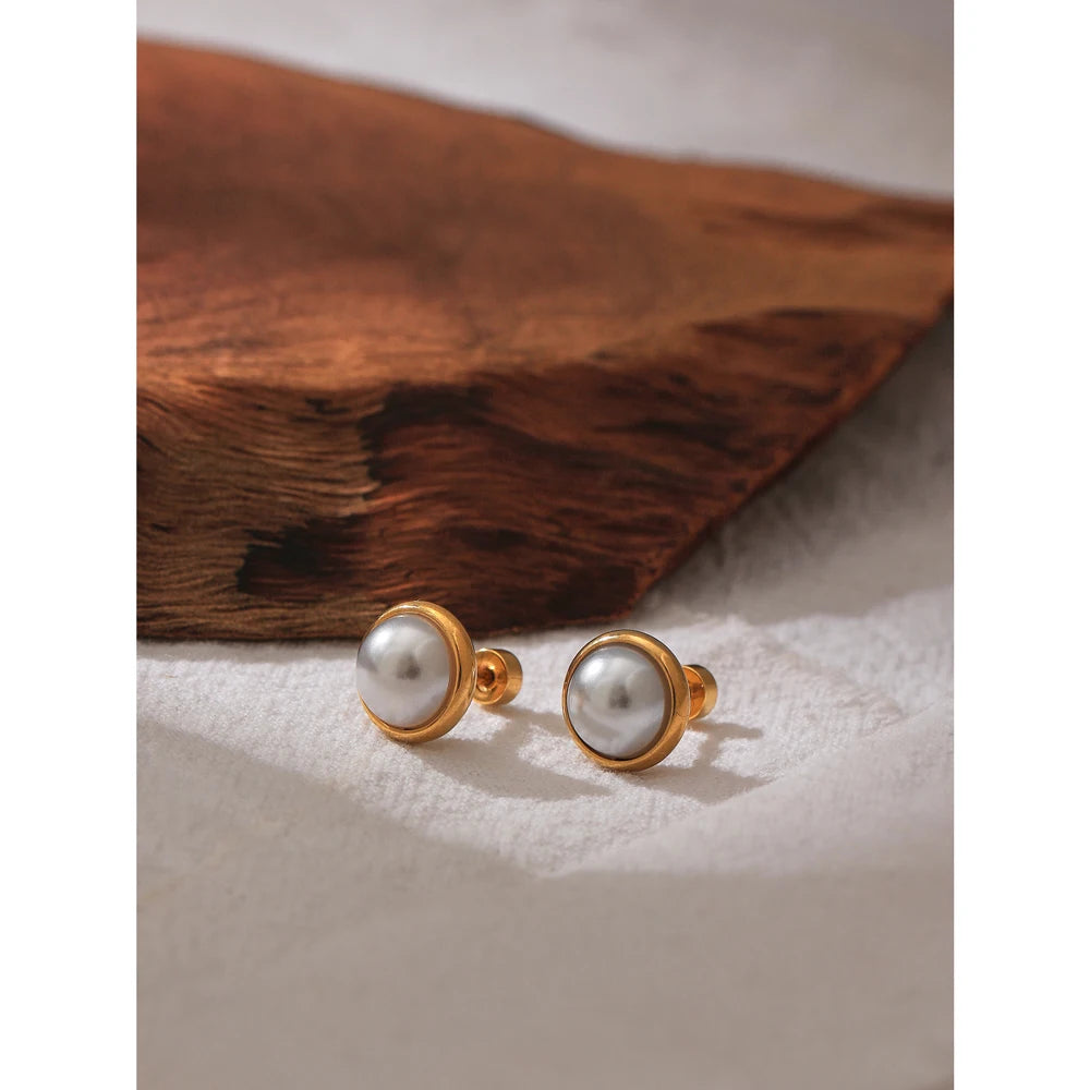 Pearl geometric earrings in gold-plated stainless steel with pearl.