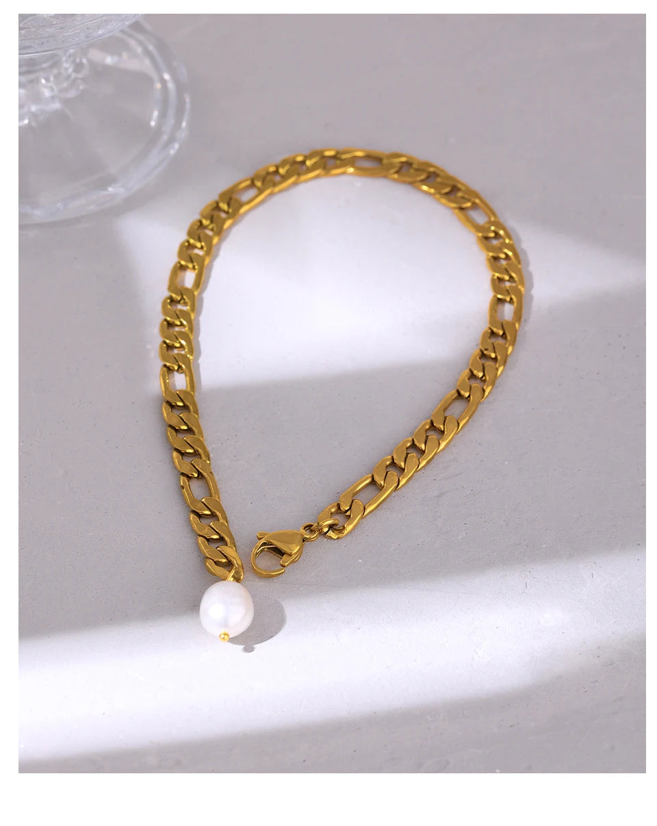 Freshwater pearl geometric chain necklace in gold-plated 316L stainless steel with freshwater pearl.