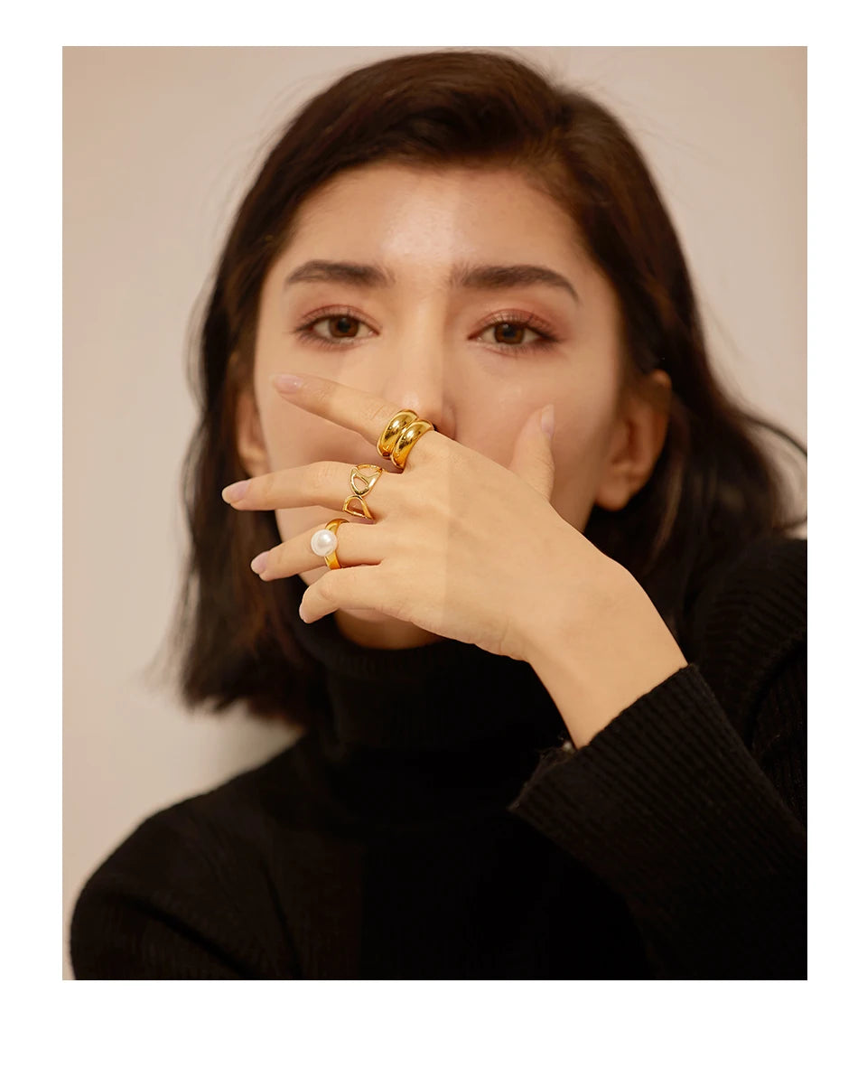 Pearl shell geometric ring in 18K gold-plated stainless steel with pearl and shell.