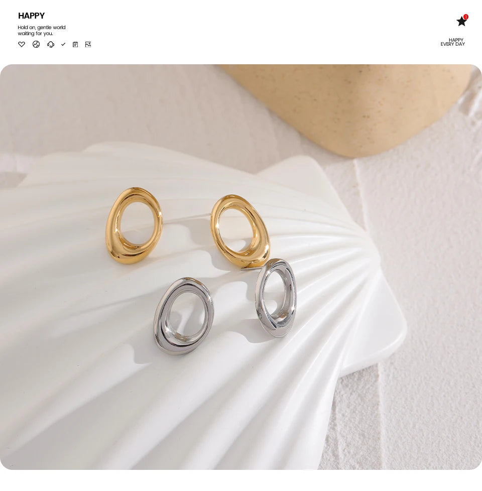 Minimalist geometric earrings in gold-plated stainless steel.