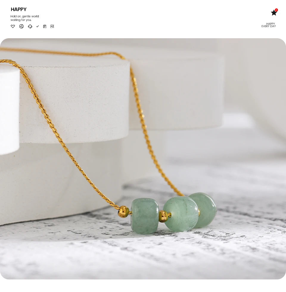 Green natural stone geometric necklace in 18K gold-plated stainless steel with natural stone.