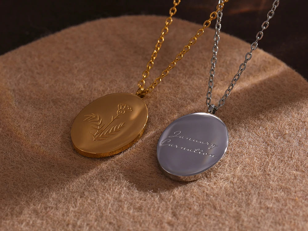 Flower chain necklace in gold-plated stainless steel.