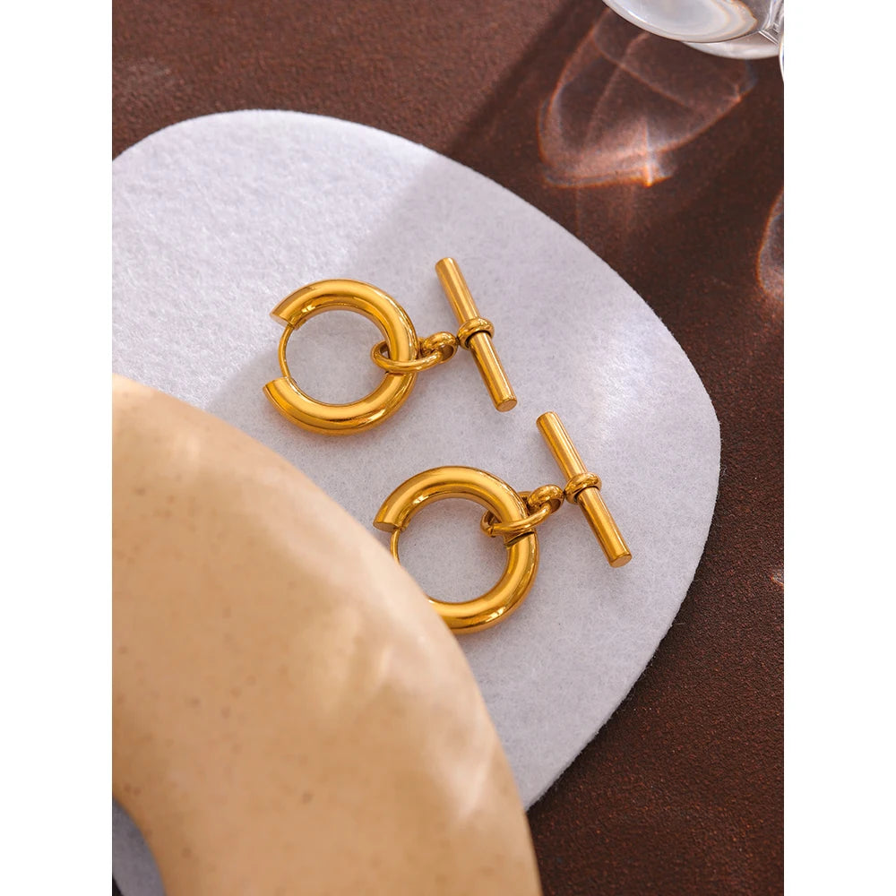 Geometric earrings in gold-plated stainless steel.