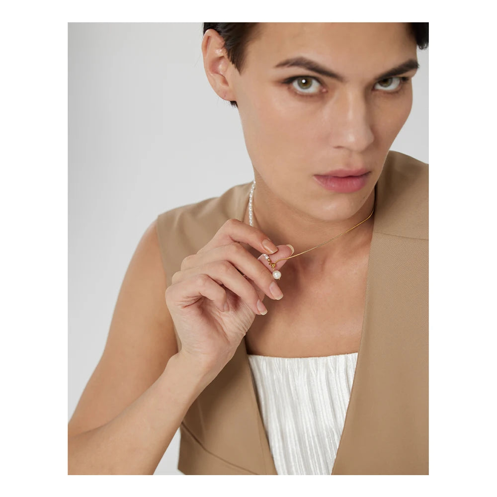 Freshwater pearl geometric chain necklace in gold-plated stainless steel with freshwater pearl.