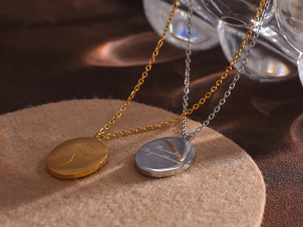Flower chain necklace in gold-plated stainless steel.