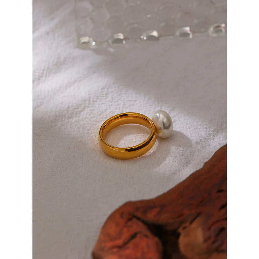 Pearl shell geometric ring in 18K gold-plated stainless steel with pearl and shell.